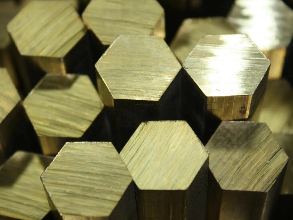 Латунный шестигранник прессованный 10 мм ЛМц58-2 ГОСТ Р 52597-2006