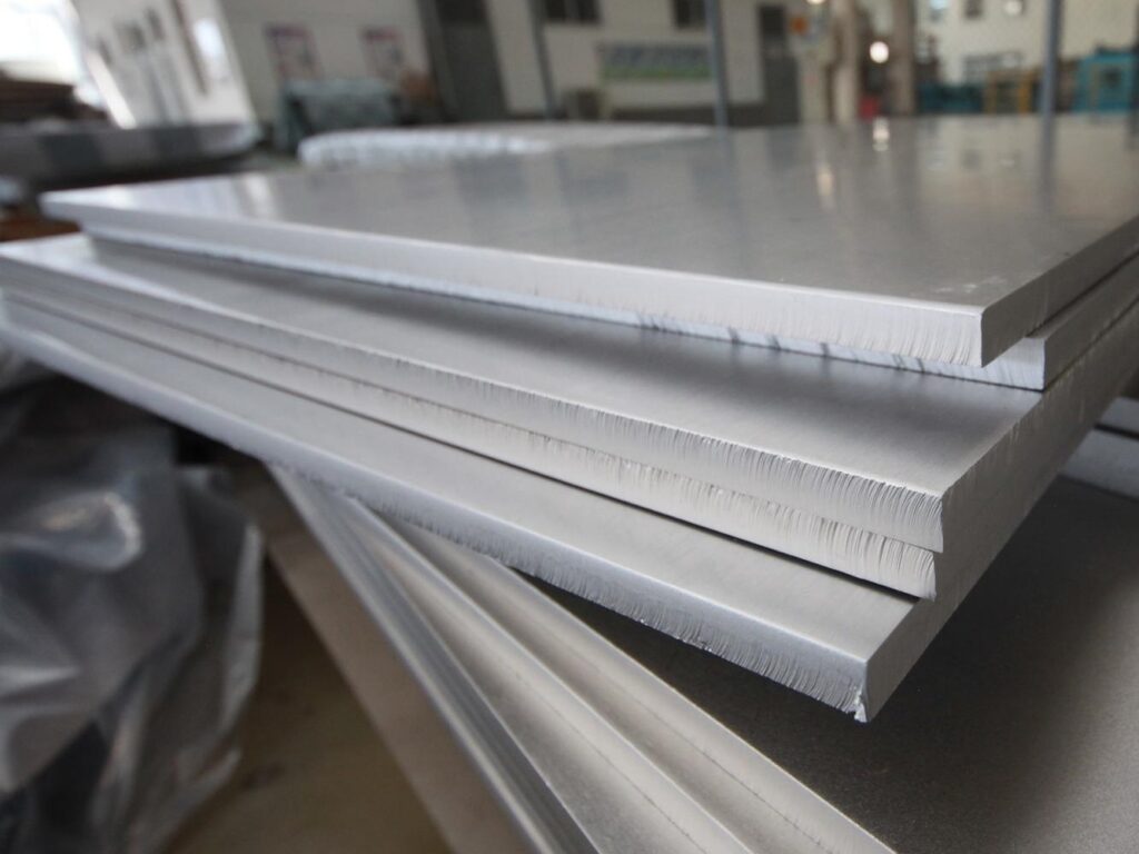 Нержавеющая плита горячекатаная 10 мм 20NiCrMoS2-2 EN 10084